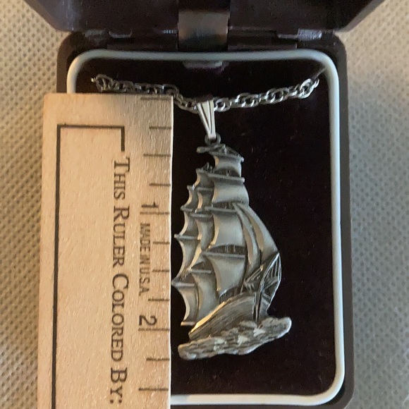 🏴‍☠️ Vintage Pewter Schooner Sail Ship Pendant - Picture 5 of 6